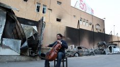 Dans les ruines de Mossoul, des notes de musique comme symbole de paix