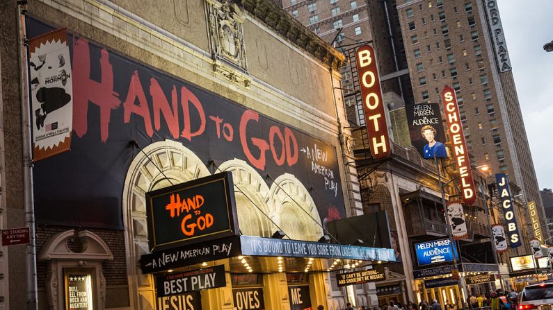 Les théâtres de Broadway ont attiré plus de 13 millions de spectateurs, ils ont vendu pour 1,365 milliard de dollars de billets pour l'année. Photo  Andrew Burton/Getty Images.