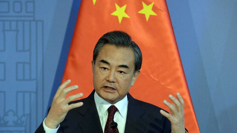 Le ministre chinois des Affaires étrangères, Wang Yi, salue le sommet de Singapour entre le président américain Donald Trump et le dirigeant nord-coréen Kim Jong Un. Photo ATTILA KISBENEDEK / AFP / Getty Images.