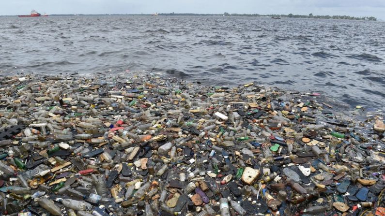 « Nous profitons tous (du plastique) mais nous avons omis de prendre en compte les coûts de l'augmentation massive » des quantités en circulation, relève M. Steiner, qui dirige le PNUD. Photo ISSOUF SANOGO / AFP / Getty Images.