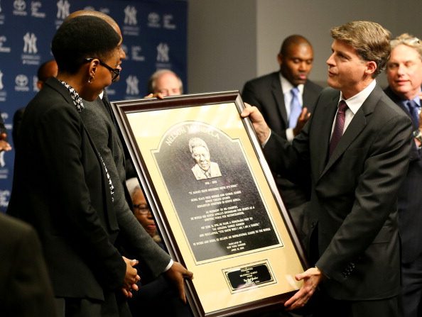 On remet à Lindo et Zondwa Mandela une copie de la plaque commémorant le grand-père de Zondwa, Nelson Mandela, lors d'une conférence de presse en l'honneur du président sud-africain Nelson Mandela. Photo par Elsa / Getty Images;