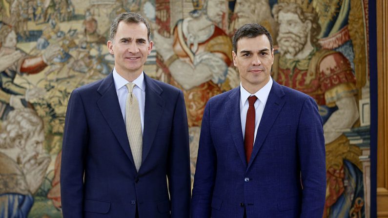    Pedro Sanchez a prêté serment à 11h00 devant le roi Felipe VI, et en présence de M. Rajoy, au palais de la Zarzuela.  Photo  ANGEL DIAZ/AFP/Getty Images.