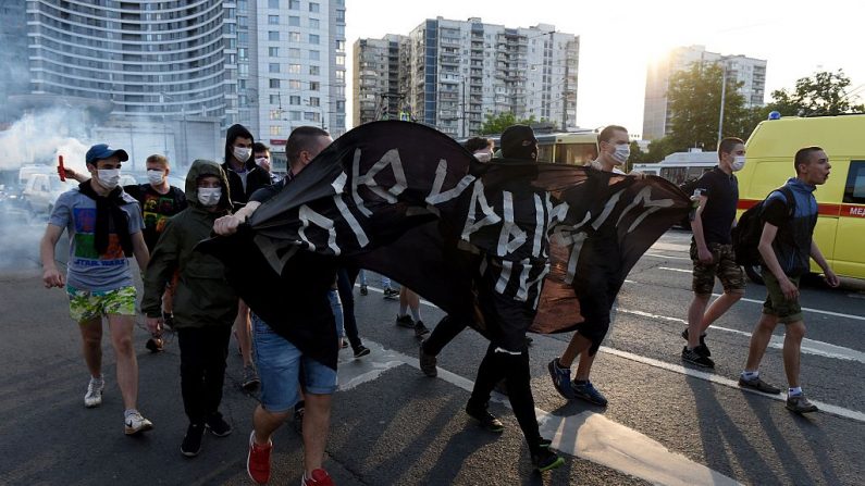 Les activistes brûlent des fusées éclairantes, crient et portent une banderole sur laquelle on peut lire « Liberté pour les prisonniers de Crimée ! à Moscou, lors d'une manifestation de soutien au cinéaste ukrainien Oleg Sentsov et à l'activiste politique ukrainien Alexander Kolchenko, emprisonnés en Russie. Photo VASILY MAXIMOV / AFP / Getty Images