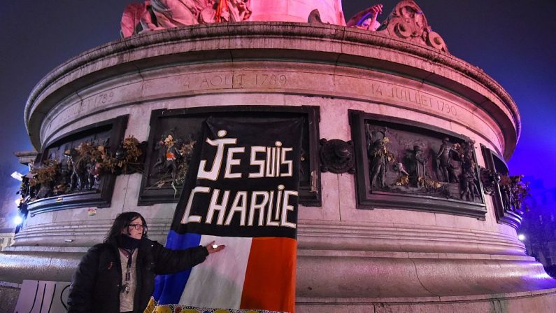 Une femme tient une bougie allumée à côté d'une pancarte "Je suis Charlie" lors d'un rassemblement commémorant le deuxième anniversaire de l'attentat meurtrier contre l'hebdomadaire satirique Charlie Hebdo du 7 janvier 2017. Photo BERTRAND GUAY/AFP/Getty Images.