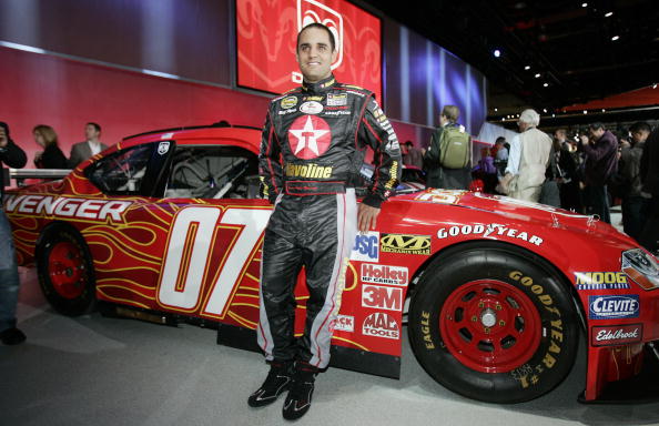  Le pilote de NASCAR Juan Pablo Montoya de Colombie pose devant la nouvelle voiture de course Dodge Avenger.  Photo JEFF HAYNES/AFP/Getty Images.