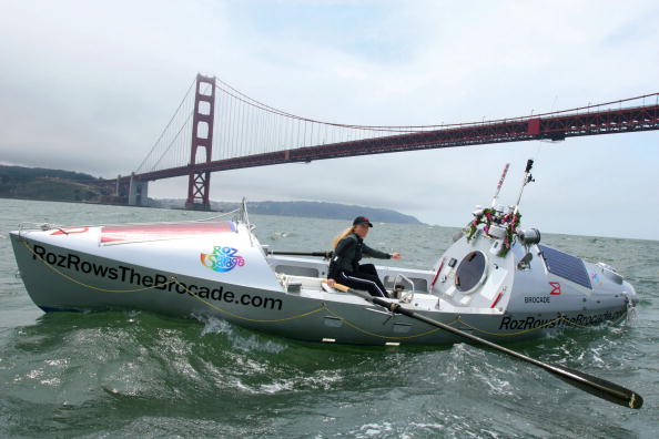 La rameuse Roz Savage navigue sur son bateau, tout en se préparant à être la première femme à ramer en solitaire à travers l'océan Pacifique, d'un continent à l'autre, pour sensibiliser à la pollution par les plastiques. Photo Brocade via Getty Images.