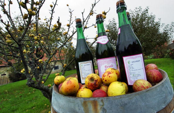 Photo prise le 26 octobre 2007 à Guéron, le cidre de la société Viard sera envoyé à l’étranger. Le fabricant de cidre l’exportera pour la première fois 24 000 bouteilles pour les vendre dans les boîtes de nuit de la région de Hangzhou en Chine. Photo  MYCHELE DANIAU/AFP/Getty Images.