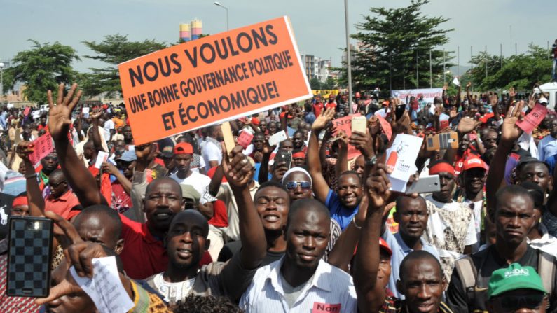 Des journalistes de l'AFP ont constaté samedi que les forces de l'ordre avaient fait usage de matraques et de gaz lacrymogène pour disperser les manifestants. Photo HABIBOU KOUYATE / AFP / Getty Images.