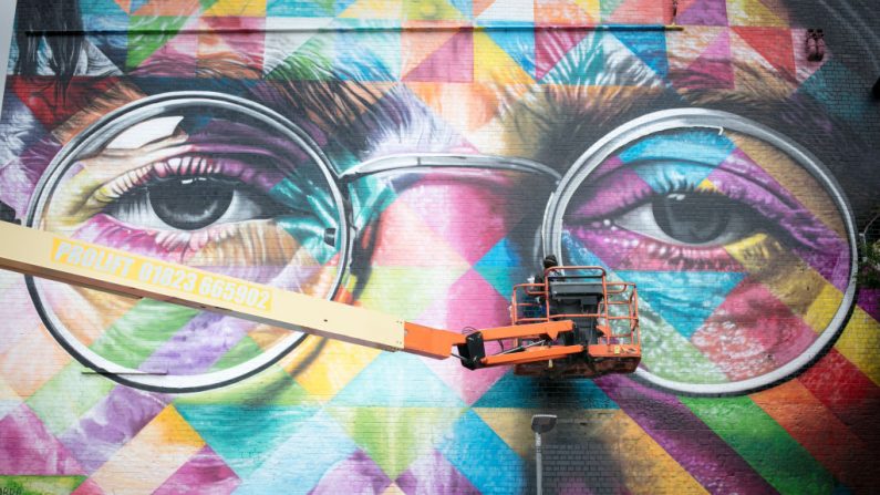 Un portrait de John Lennon par l'artiste brésilien Eduardo Kobra, lors du grand festival d'art de rue en Europe le 31 juillet 2017 à Bristol, en Angleterre. Photo Matt Cardy/Getty Images.