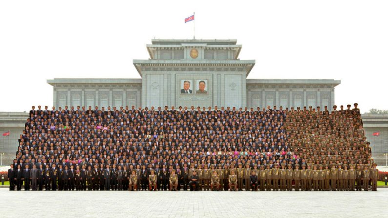 Le dirigeant nord-coréen Kim Jong-Un assiste à une séance photo (non datée) avec des scientifiques et des techniciens nucléaires qui ont travaillé sur une bombe à hydrogène que le régime prétend avoir testé avec succès. Photo STR/AFP/Getty Images.