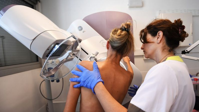 Un patient subit une mammographie, à l'institut Paoli-Calmette, un centre régional de lutte contre le cancer. Photo : ANNE-CHRISTINE POUJOULAT / AFP / Getty Images.