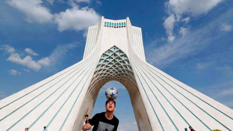 Vendredi dernier, une foule jeune et largement féminine a célébré pendant plusieurs heures la performance des joueurs de foot dans les rues de Téhéran. Photo ATTA KENARE/AFP/Getty Images.