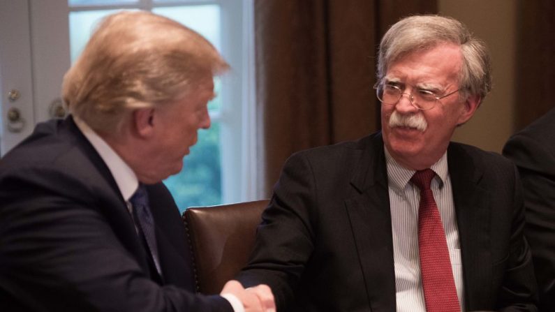 Le président américain Donald Trump s'exprime lors d'une réunion avec des hauts responsables militaires à la Maison Blanche à Washington. A droite, le nouveau conseiller à la sécurité nationale, John Bolton. Photo NICHOLAS KAMM / AFP / Getty Images.