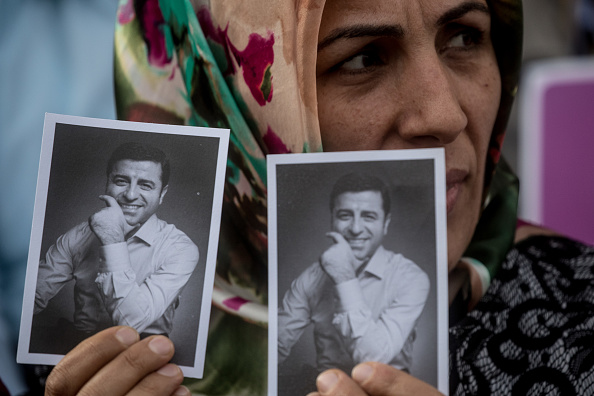 Le leader du parti démocratique des peuples (HDP), Selahattin Demirtas, en prison depuis novembre 2016, a été désigné candidat à la présidentielle, qui se déroulera le 24 juin 2018. (Photo : Chris McGrath/Getty Images)