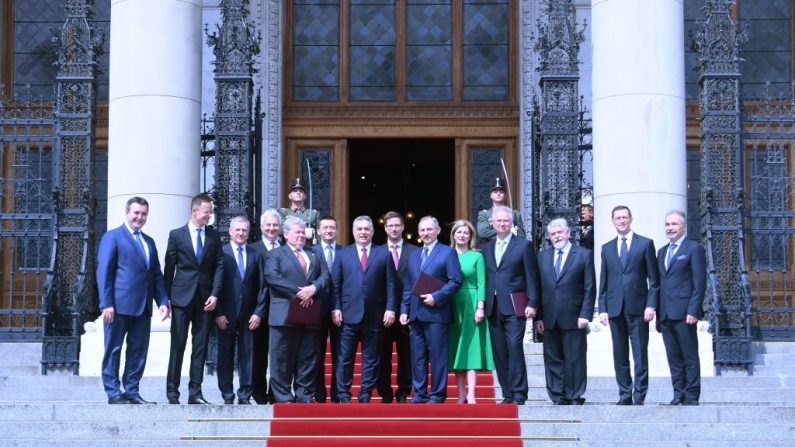 Le Premier ministre hongrois Viktor Orban pose pour une photo de famille avec les membres de son quatrième cabinet. Photo  ATTILA KISBENEDEK/AFP/Getty Images.