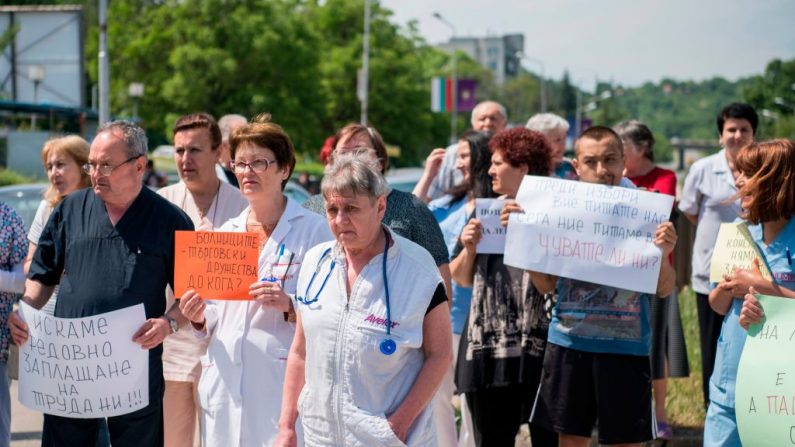 "Nous avons faim !", scande le personnel de cet établissement avant d'obtenir enfin ses arriérés de salaire. Photo DIMITAR DILKOFF / AFP / Getty Images