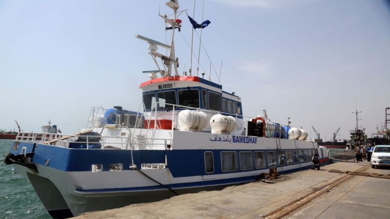 Une photo prise le 2 juin 2018 dans le port rebelle de Hodeida, au Yémen, montre un navire battant pavillon du Yémen et l'Organisation internationale pour les migrations amarrées. Photo ABDO HYDER / AFP / Getty Images.