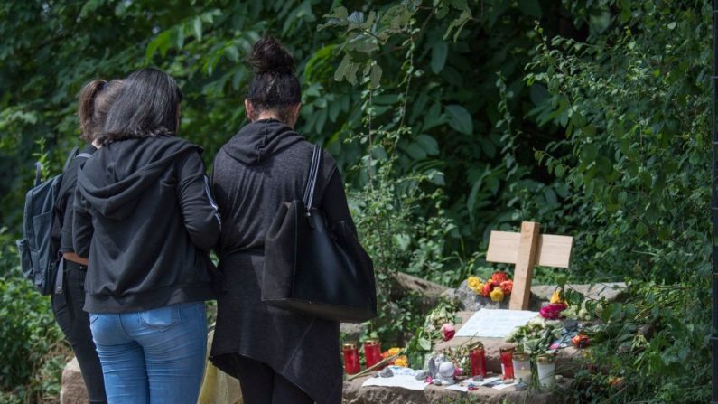 Des femmes se tiennent devant des fleurs et des bougies devant un mémorial improvisé sur le site où Susanna Maria Feldman, 14 ans, aurait été violée et assassinée par un demandeur d'asile irakien. 
Photo BORIS ROESSLER/AFP/Getty Images.