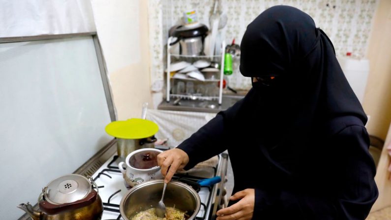 Youssra Mohieddin prépare l'iftar pour sa famille dans le quartier de Nazzal à Amman le 8 juin 2018. Phot AHMAD GHARABLI/AFP/Getty Images.