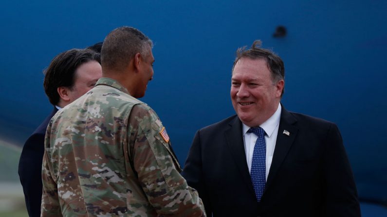 Le Secrétaire d'Etat américain Mike Pompeo serre le général des Etats-Unis, le général Vincent Brooks, lors de son arrivée à la base aérienne d'Osan le 13 juin 2018 . Photo Jeon Heon-Kyun-Pool / Getty Images.