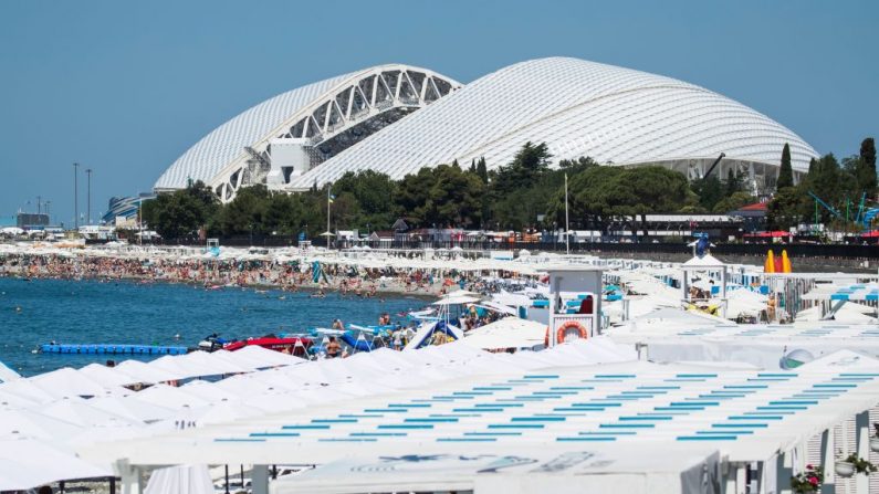 Les touristes affluent sur la plage devant le stade Fisht à Sotchi juin 2018, à la veille du match France-Australie dans la ville russe du sud. Photo ODD ANDERSEN / AFP / Getty Images.