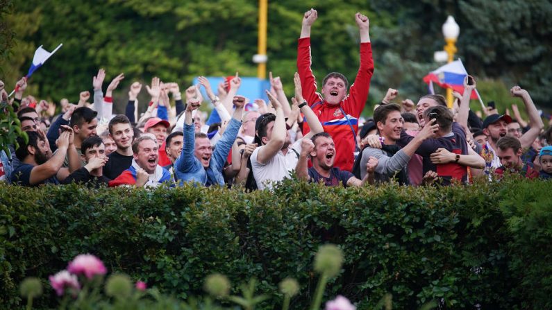 14 JUIN : Les supporters russes célèbrent le deuxième but de leur équipe lors du premier match de Coupe du Monde entre la Russie et l'Arabie saoudite. Photo Christopher Furlong/Getty Images.