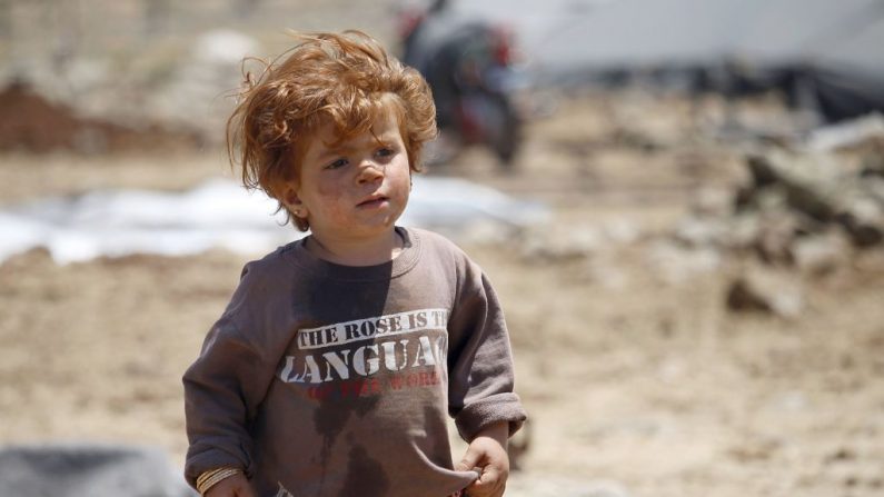 Un jeune syrien déplacé de la province de Deraa a fui les bombardements des forces pro-gouvernementales et attend dans un camp de fortune, au sud-ouest de la Syrie, près de la frontière avec les hauteurs du Golan, le 22 juin 2018. Photo MOHAMAD ABAZEED / AFP / Getty Images