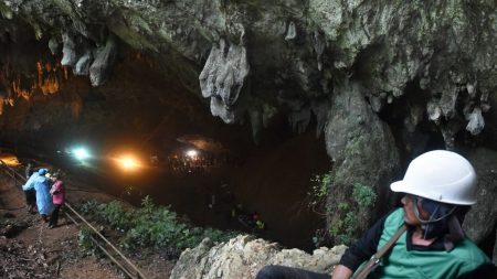 Enfants coincés dans une grotte en Thaïlande: la pluie freine les recherches