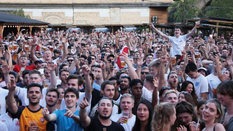 Les fans de football regardent l'Angleterre affronter la Belgique en Coupe du monde. Photo par Dan Kitwood / Getty Images.