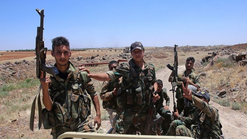     Le 29 juin 2018. - Des rebelles contrôlant plusieurs villes du sud de la Syrie envisagent un accord pour une prise de contrôle du régime en échange de la fin des bombardements féroces,   Photo YOUSSEF KARWASHAN/AFP/Getty Images.