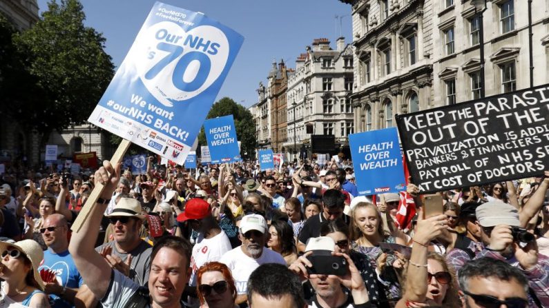 Les manifestants ont défilé dans une atmosphère bon enfant et en musique jusqu'à Whitehall. Photo TOLGA AKMEN/AFP/Getty Images.