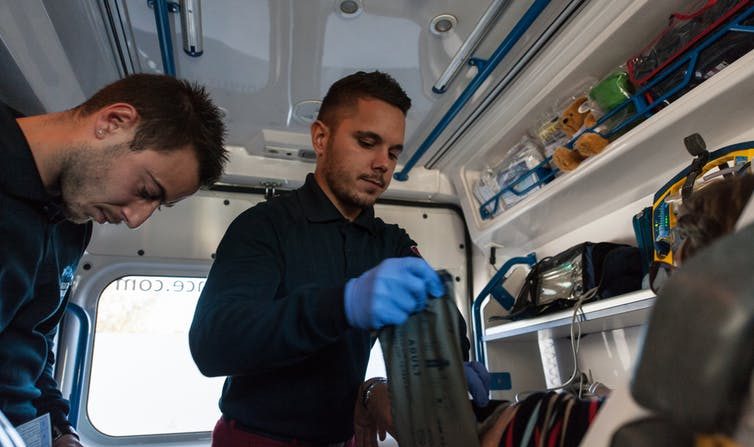 
Deux ambulanciers prennent la tension d'une patiente dans leur véhicule. Ils interviennent sur demande du centre de régulation 15. (GUERCHE Bastien pour Assistance Ambulance , CC BY-NC-ND)