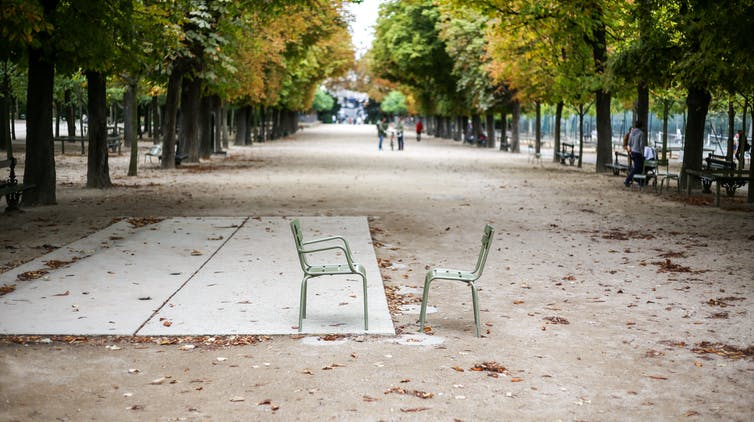 
Là où vous voyez deux chaises, un enfant autiste Asperger peut n'en voir qu'une seule. « La » chaise est celle des deux qu'on lui a désigné la première sous ce nom. (Travis Grossen/Unsplash)