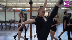 Une fille avec le syndrome de la Tourette utilise ses tics à son avantage, en les incorporant dans sa danse