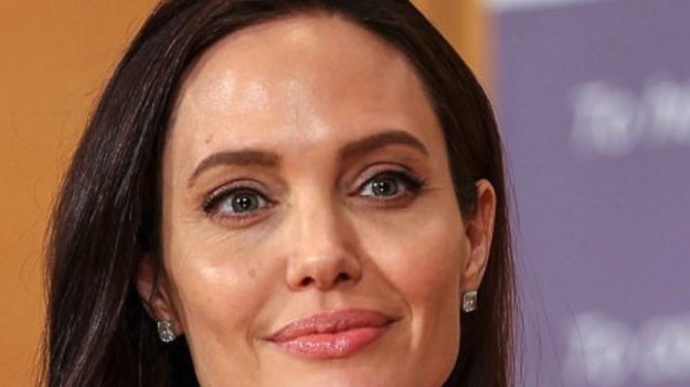 ANGELINA JOLIE – Elle reste forte face à une paralysie semi-faciale