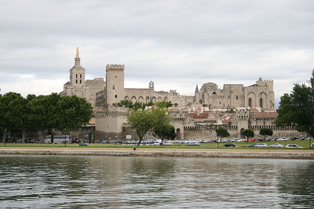 La représentation se tient dans la cour d'honneur du palais des Papes où s’exprime les danses. Photo Auteur ABrocke Wikipédia.