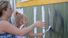 Alors que cette maison familiale est vandalisée, la communauté se réunit pour aider à nettoyer les dégâts causés par la haine des malfaiteurs