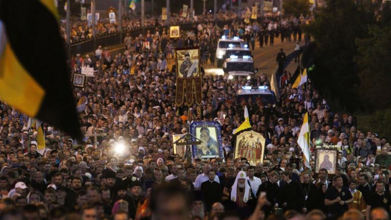 Le 17 juillet 2018. Le patriarche russe orthodoxe Kirill conduit les croyants à une procession nocturne marquant le 100e anniversaire de l'abolition du tsar Nicolas II et de sa famille. Le puissant chef de l'église a conduit le cortège allant du site du meurtre au monastère commémorant les victimes en dehors de la ville d'Ekaterinbourg, à l'est des montagnes de l'Oural. Photo VLAD LONSHAKOV / AFP / Getty Images.