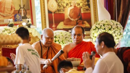 Thaïlande: les enfants de la grotte en retraite dans un temple bouddhiste