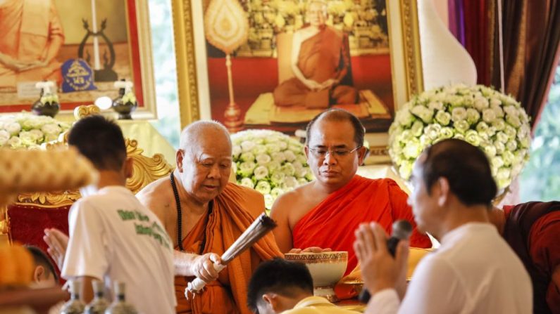 Les enfants sauvés de la grotte effectueront une retraite dans un temple bouddhiste, avant de reprendre leur vie normale et séjourneront dans différents monastères du 25 juillet jusqu'au 4 août. Photo KRIT PHROMSAKLA NA SAKOLNAKORN / AFP / Getty Image.