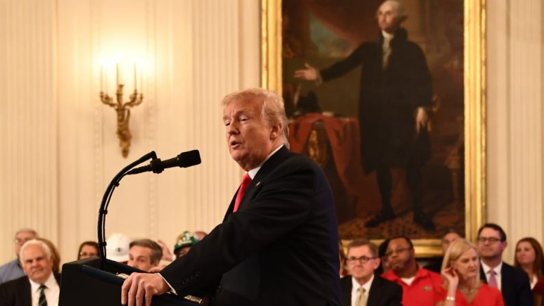 Le président américain Donald Trump s'adresse en conférence de presse  à la Maison Blanche à Washington, sous le portrait du premier président américain George Washington. Photo BRENDAN SMIALOWSKI / AFP / Getty Images.