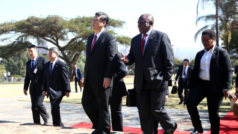 Le président chinois Xi Jinping et le président sud-africain Cyril Ramaphosa  se rendent à une conférence de presse commune après leur réunion au bâtiment de l’Union de Pretoria, le 24 juillet 2018. Photo  PHILL MAGAKOE / AFP / Getty Images.