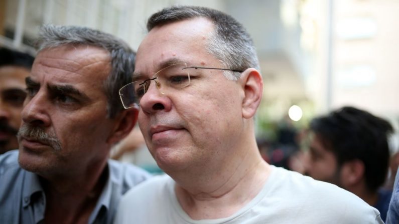 Le Pasteur Andrew Craig Brunson escorté par des policiers turcs en civil. Un tribunal turc a ordonné le 25 juillet 2018 de placer en résidence surveillée le pasteur américain emprisonné depuis près de deux ans pour des accusations liées au terrorisme. Photo : STRINGER / AFP / Getty Images.