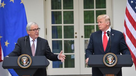 Accord Trump-Juncker: l’UE partagée entre satisfecit allemand et lignes rouges françaises