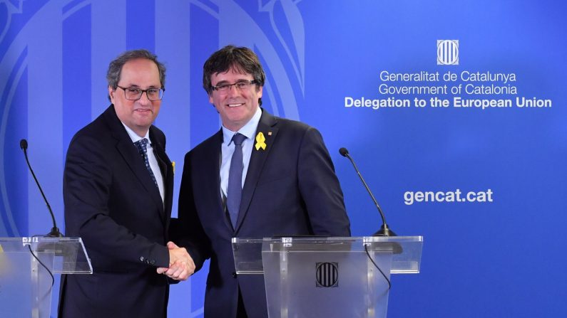 Carles Puigdemont, président régional de la Catalogne, serre la main du président de la Catalogne Quim Torra, lors d'une conférence de presse conjointe après leur rencontre à Bruxelles, le 28 juillet 2018. Photo JOHN THYS / AFP / Getty Images.