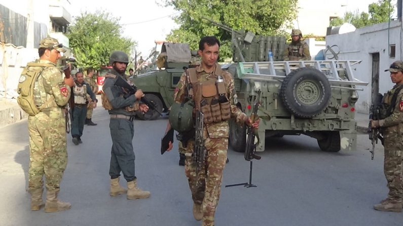 Les forces de sécurité afghanes montent la garde sur le site d'une attaque à Jalalabad le 28 juillet 2018. Actuellement une autre attaque est en cours devant les bureaux des réfugiés. Photo /AFP / Getty Images