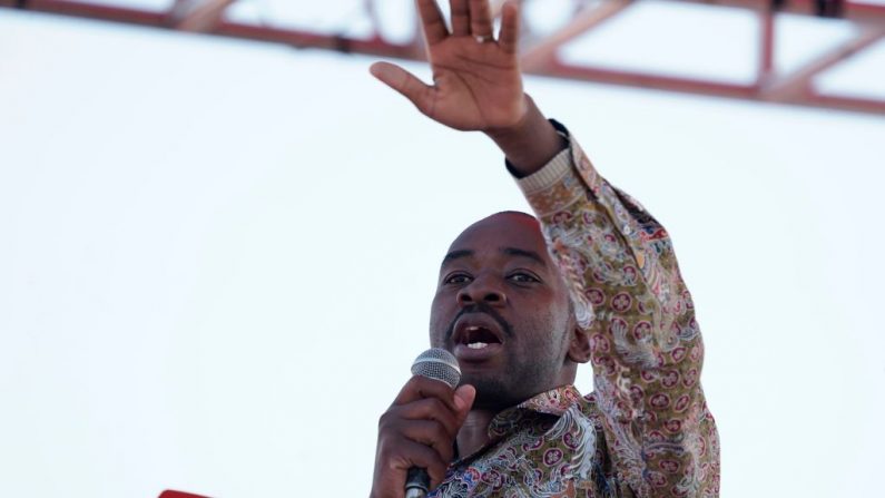 Le leader de l'Alliance MDC-Alliance et candidat à l'élection présidentielle Nelson Chamisa prononce un discours lors du rassemblement de clôture du parti sur la place de la Liberté, à Harare, le 28 juillet 2018. Photo ZINYANGE AUNTONY / AFP / Getty Images.