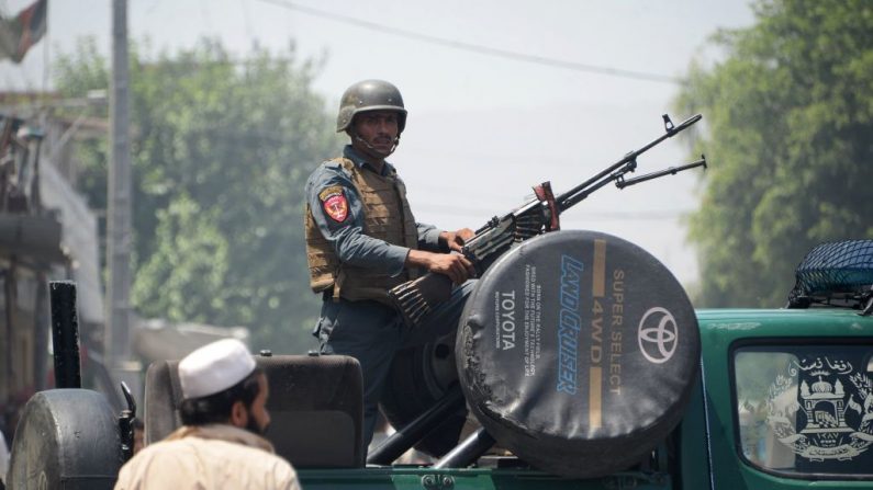 Le 31 juillet 2018. Un personnel de la sécurité afghan monte la garde sur un véhicule près du site d'attentat-suicide, les deux assaillants ont été tués. NOORULLAH SHIRZADA / AFP / Getty Images.