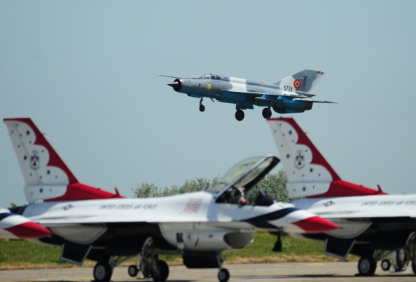 Un avion de chasse  MIG 21 de la Force aérienne roumaine s’est écrasé, tuant le pilote, lors d'un spectacle aérien. Photo DANIEL MIHAILESCU / AFP / Getty Images.