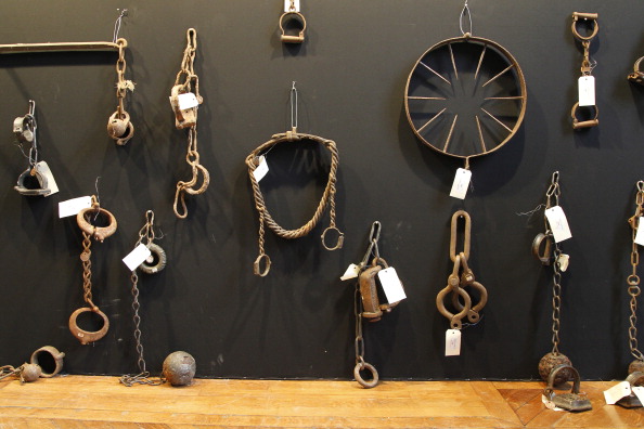 Une photo prise le 31 mars 2012 à Paris montre des instruments de torture exposés lors de l'exposition « Peines et châtiments d’autrefois » au Musée Fernand Meyssonnier de l'Hôtel Salomon de Rothschild. Photo FRANCOIS GUILLOT/AFP/Getty Images.